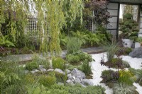 Chemin de traverse de chemin de fer, bordé de copeaux de pierre blanche dans le jardin Lexus Kansho-niwa Experience au BBC Gardener's World Live 2022