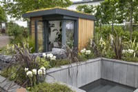 Bureau à domicile en bois à côté du bassin profond dans le jardin Nurture Through Nature au BBC Gardener's World Live 2022