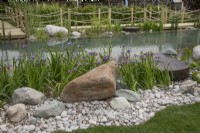 Couloir de nage dans The Living Landscape - A Nostalgic Condition show garden au BBC Gardener's World Live 2022