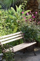 Installez-vous dans un jardin de Cornouailles entouré de plantations luxuriantes, dont des dahlias en août