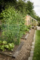 Zone de culture de légumes avec bordures de légumes surélevées bordées de traverses à Cow Close Cottage, North Yorkshire en juillet