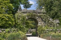Maze Gate parée de rosiers grimpants à Chatsworth - Juin