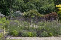 Étang rond dans le potager du jardin botanique de Winterbourne - juin