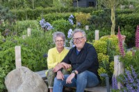 Patrick et Lois Bellew dans leur jardin.