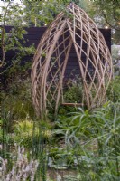 Structure en bambou laminé avec balançoire surplombant un étang - The Guangzhou Garden, RHS Chelsea Flower Show 2021