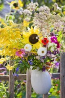 Bouquet de fleurs d'été composé de dahlia, tournesol, zinnia, verge d'or et verveine.