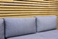Pergola contemporaine en bois avec assise et coussins