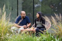 Le designer et propriétaire Vishal et sa femme Meera se détendent dans leur jardin.