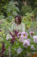 Susie Harris-Leblond cueillant des fleurs dans son jardin de coupe