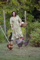 Propriétaire de jardin, Susie Harris-Leblond marchant avec ses poulets de compagnie