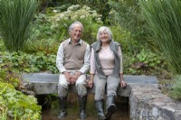 Neil et Pamela Millward dans le jardin de campagne qu'ils ont créé avec amour depuis 2002 dans une paisible vallée du Devon.