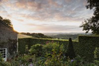 Vue sur le paysage du Dorset à travers un jardin de campagne en septembre.