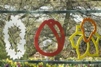 Mobiles de fleurs suspendus décoratifs : Jacinthe blanche, Jonquille jaune orange et Tulipe rouge à Keukenhof.