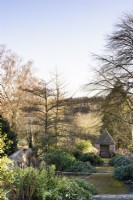 Le Step Garden avec pavillon en bas à Cotswold Farm Gardens en février.