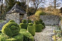 Knot Garden avec fort topiaire à Cotswold Farm Gardens en février.