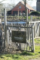 Inscrivez-vous en néerlandais sur la clôture de la ferme de démonstration régénérative Bodemzicht / perspective du sol.