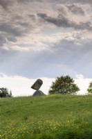 Stonebalancing sculpture par Adrian Gray dans un jardin du Wiltshire en mai