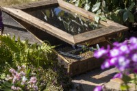 Cadre froid en bois recyclé - Beautiful Flowerbed To The Garden I Go to Lose My Mind and Find My Soul - BBC Gardeners' World Live 2023 - Designer Shona Lockheart