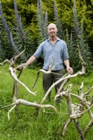 Le peintre Nick Williams avec son arrangement de racines d'échium