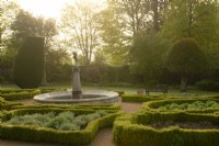 Le jardin de la fontaine au lever du soleil dans le jardin clos du château de Crathes.