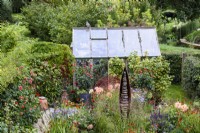 Jardin de graines à Falkners Cottage, Wiltshire en septembre avec graines de Ted Edley et plantation en orange et violets
