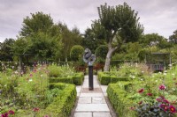 Jardin parterre avec parterres de cosmos et de gaura bordés de buis autour d'une sculpture, Grande responsabilité, d'Antony Masamba au Falkners Cottage en septembre.
