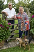 Ann et John Thompson-Ashby avec leurs terriers de parterre de fleurs Tiggy et Tod