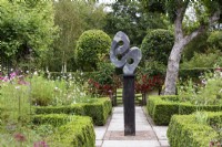 La grande responsabilité d'Antony Masamba constitue un élément central du jardin parterre du Falkners Cottage en septembre