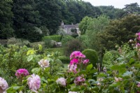 Vue sur les roses et sur le jardin jusqu'à la maison de Moor Wood, Gloucestershire