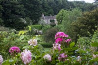 Vue sur les roses et sur le jardin jusqu'à la maison de Moor Wood, Gloucestershire