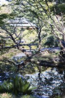 Le bord de l'étang de Seisen avec l'hôtel et les arbres environnants se reflétant dans l'eau.