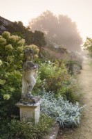 Chérubins en pierre dans le jardin clos de Parham House en septembre