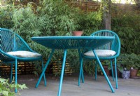 Des meubles bleu vif ajoutent de la couleur au jardin d'April House, Gloucestershire