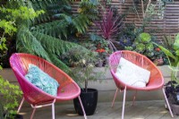 Des sièges circulaires et lumineux ajoutent de la couleur au jardin d'April House, Gloucestershire.