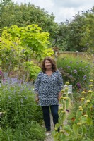 Christine Wilford, créatrice de jardins, dans son petit jardin de banlieue