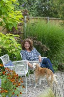 Christine Wilford, designer de jardin, dans son jardin de banlieue avec son chien, Wanda.