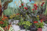 Plantes vivaces 'Hot' dans un parterre de fleurs mixtes dans le jardin 'In Memento' au BBC Gardener's World Live 2021