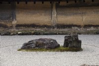 Le Rock Garden avec du gravier ratissé et des pierres placées dans l'île de mousse. Murs d'argile. 