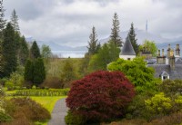 La tourelle et les cheminées d'Attadale House, Acer griseum et une vue sur Lochcarron depuis le point d'observation. 