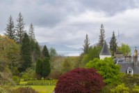 La tourelle et les cheminées d'Attadale House, Acer griseum et une vue sur Lochcarron depuis le point d'observation. 
