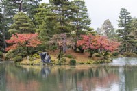 Vue sur l'étang Kasumigaike jusqu'à l'île Horaijima. Arbres aux couleurs automnales. 