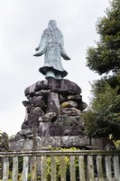 La statue du monument Meiji du prince Yamoto Tekeru, vue de derrière. 