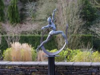 Sculpture en métal 'Arc Dancer' au RHS Rosemoor Garden en février. 