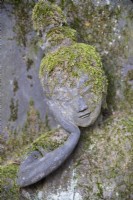 Tête de Bouddha en pierre avec mousse 
