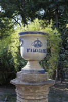 Des urnes vitrées se trouvent partout dans les jardins du palais. Jardins du véritable palais de l'Alcazar, Séville. Espagne. Septembre. 