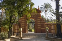 Un pavillon orné avec des marches et des murs à colonnes en bas avec des urnes sur les colonnes. Jardins du véritable palais de l'Alcazar, Séville. Espagne. Septembre. 