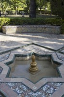 Des fontaines basses et carrelées de style mauresque se trouvent partout dans les jardins du palais du Real Alcazar de Séville. Espagne. Septembre. 