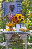 Bouquets d'été avec tournesols sur la table. 