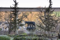 Statue de Romulus et Remus allaités par le loup encadrée par la colonnade sur la grande terrasse du manoir d'Iford en janvier 