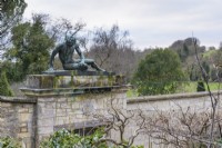 Statue du Gaulois mourant au-dessus de l'entrée du jardin clos du manoir d'Iford en janvier 